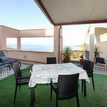 Attico Vista Mare Con Terrazza E Spa Riscaldata サント・ステーファノ・ディ・カマストラ エクステリア 写真