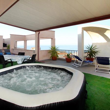 Attico Vista Mare Con Terrazza E Spa Riscaldata サント・ステーファノ・ディ・カマストラ エクステリア 写真