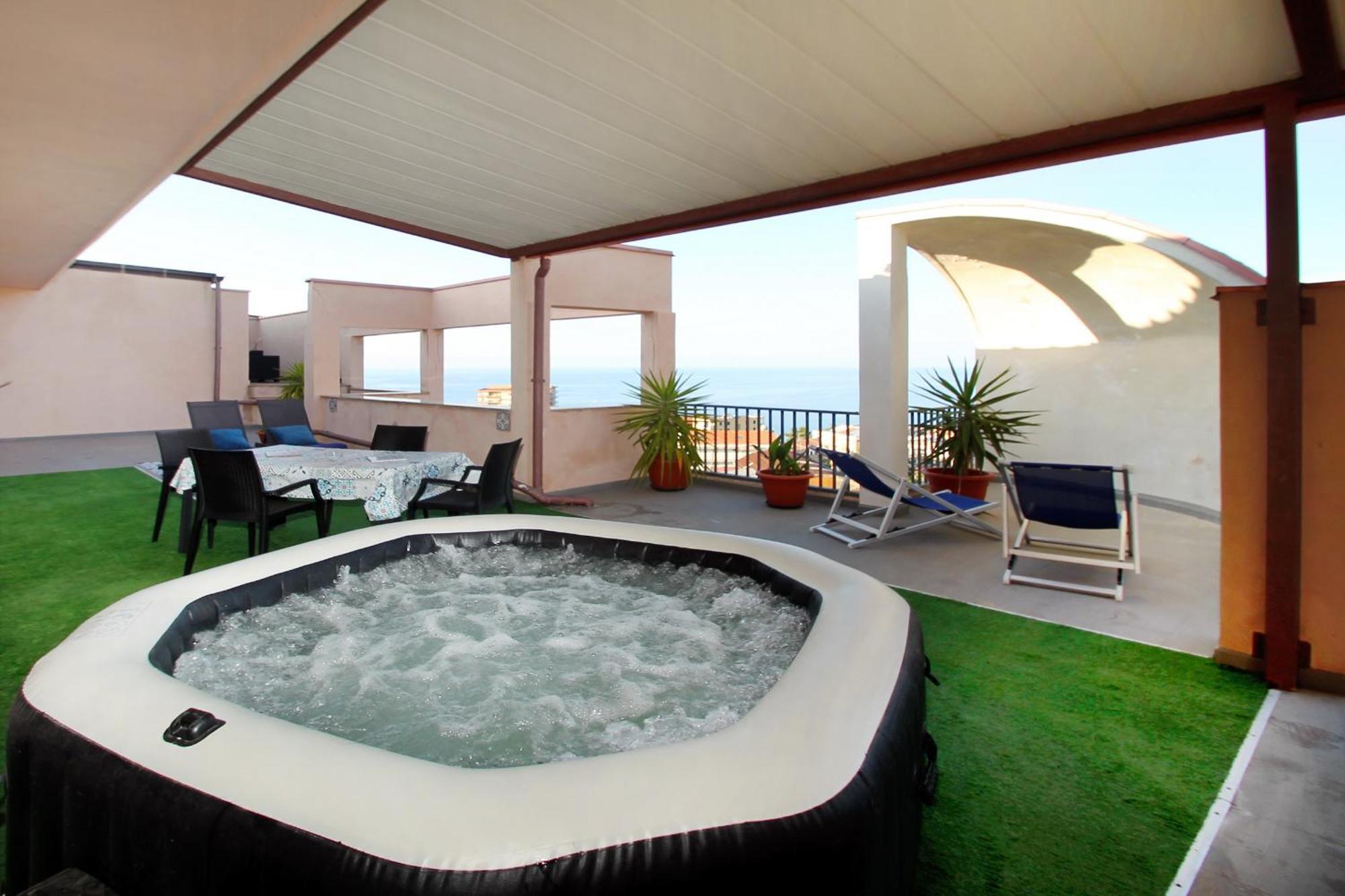 Attico Vista Mare Con Terrazza E Spa Riscaldata サント・ステーファノ・ディ・カマストラ エクステリア 写真