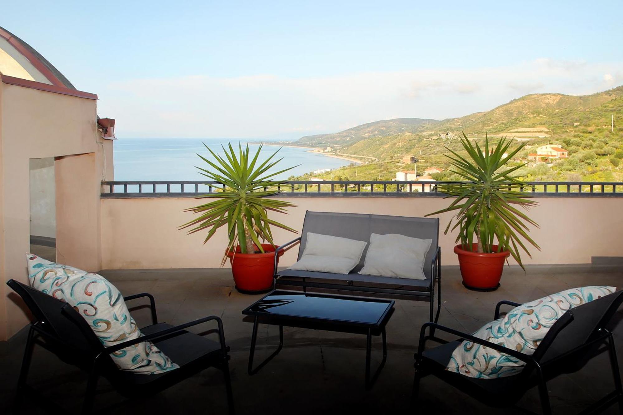 Attico Vista Mare Con Terrazza E Spa Riscaldata サント・ステーファノ・ディ・カマストラ エクステリア 写真